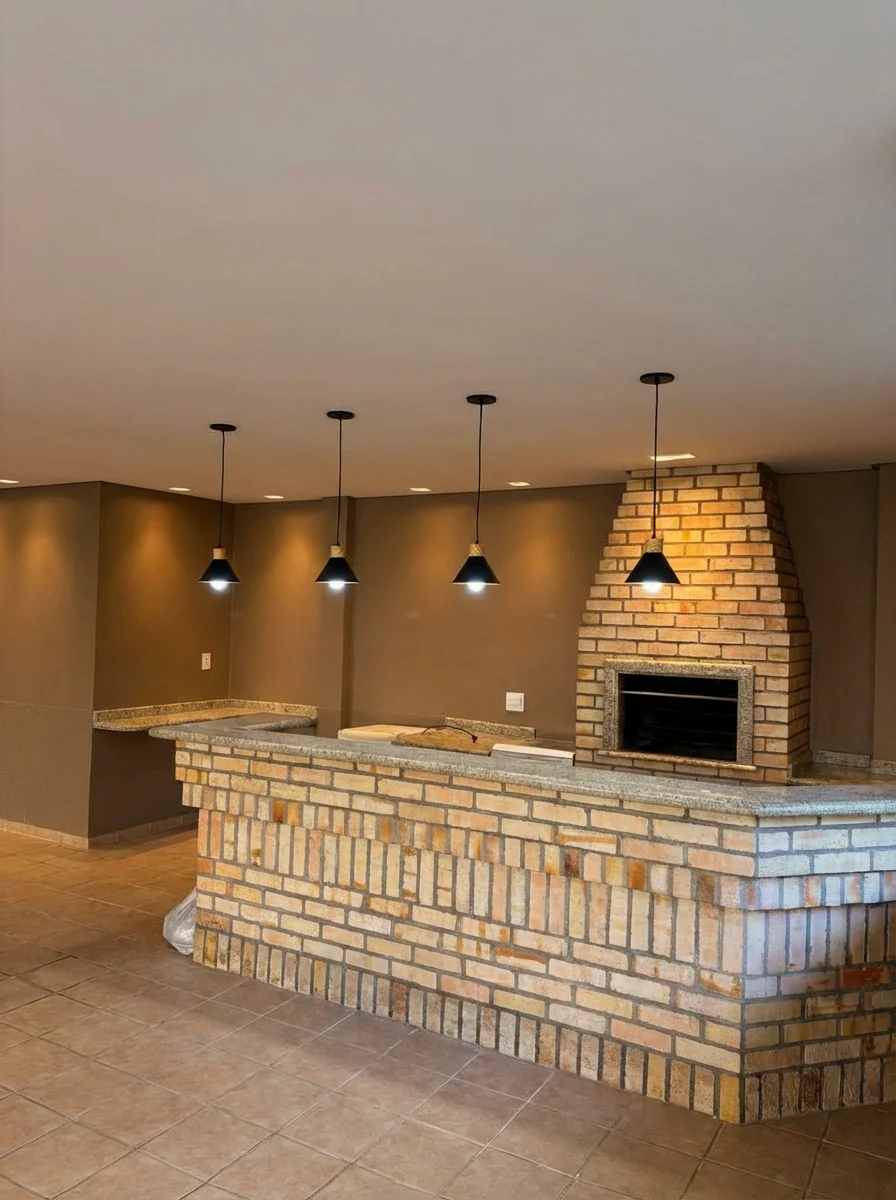 Instalação de luminárias pendentes e fiação elétrica para área gourmet com churrasqueira em Brusque. Serviço realizado pela DM Elétrica e Hidráulica.