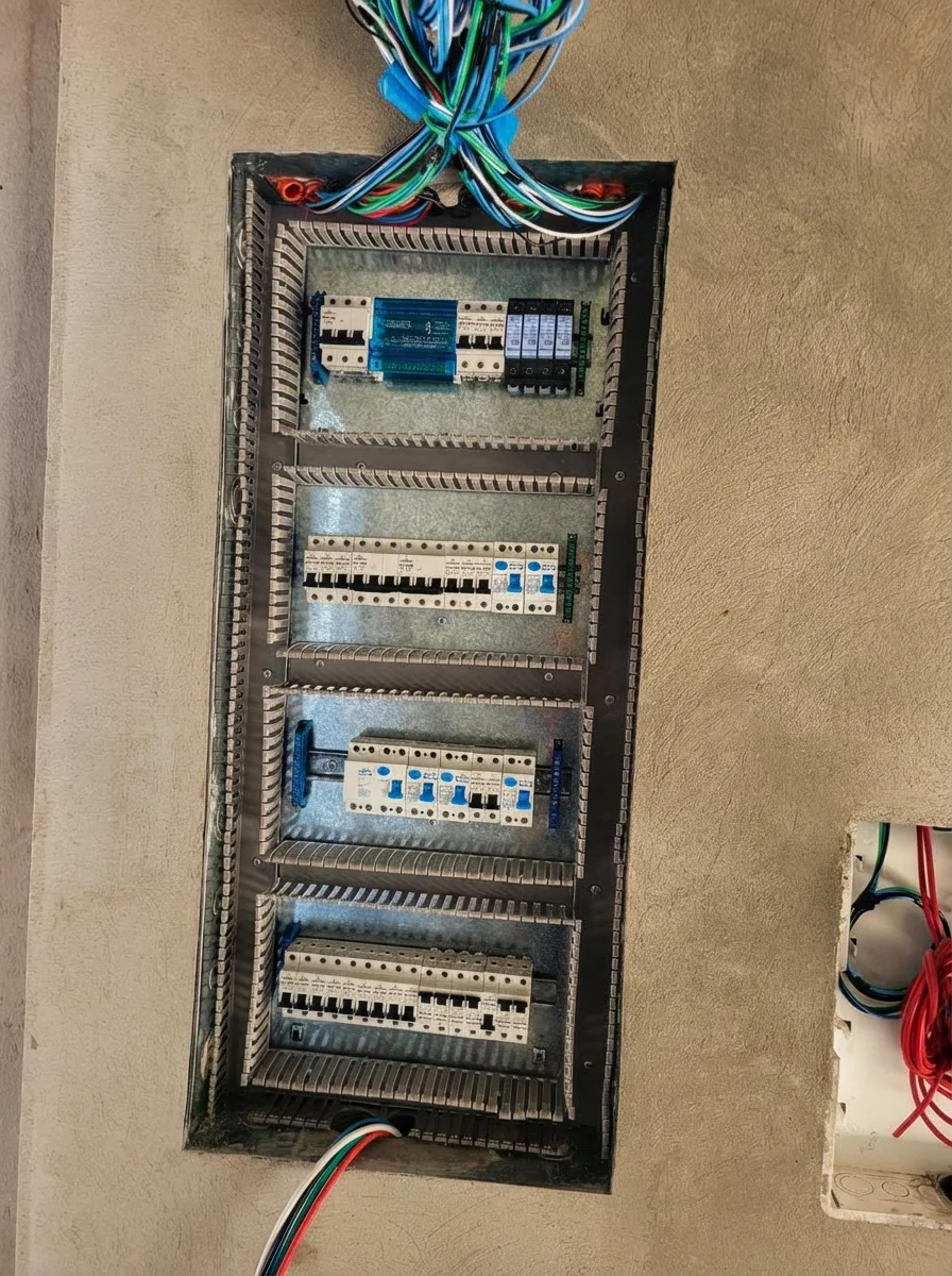 Montagem técnica de quadro de distribuição elétrica residencial em Brusque, SC. Organização de disjuntores e fiação realizada pela DM Elétrica e Hidráulica.
